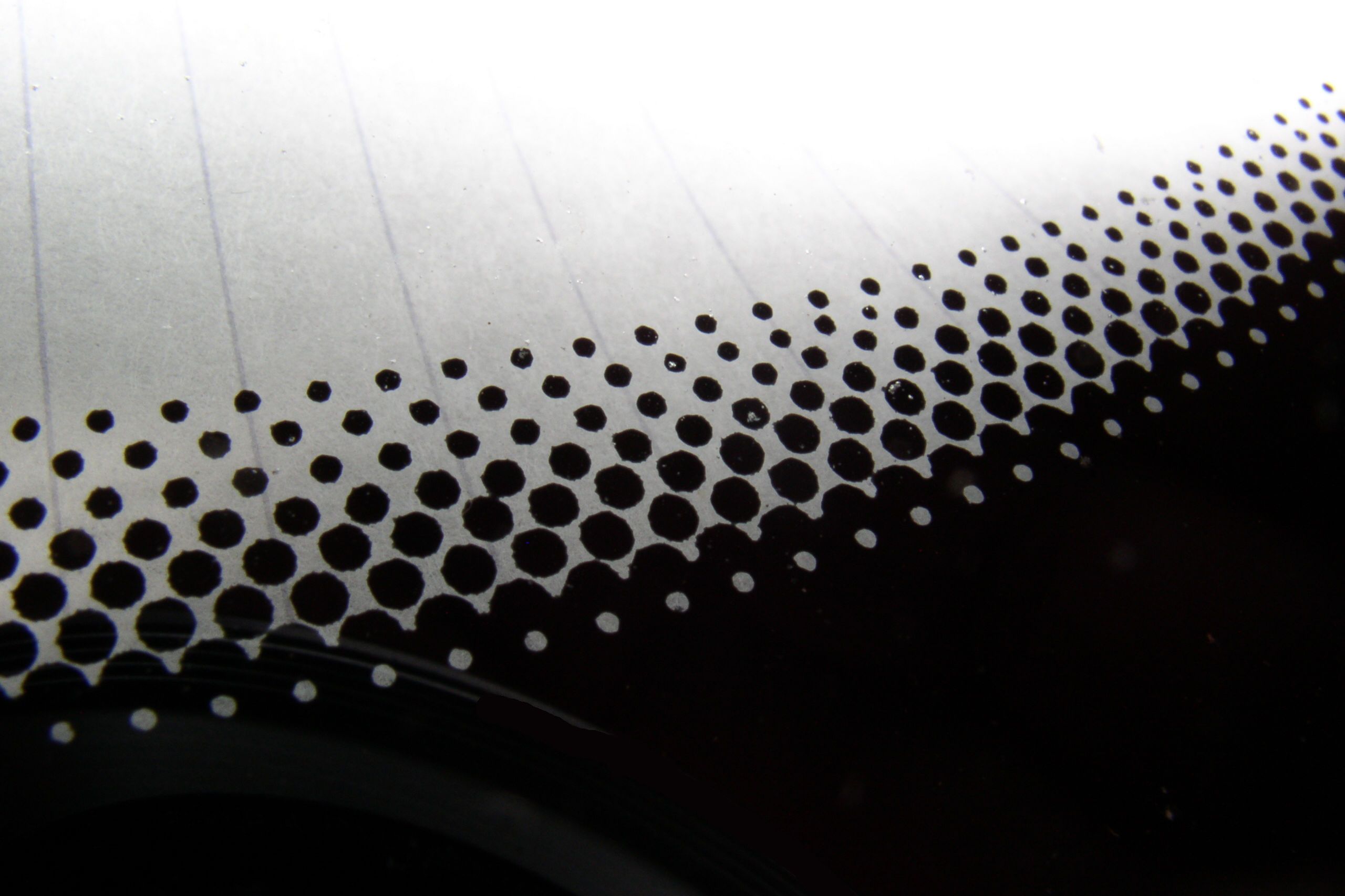 Зачем нужны черные точки по краям лобового стекла автомобиля