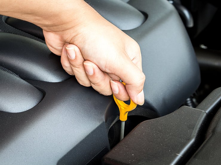 Перебор: почему растет уровень масла в моторе машины, и чем ему это грозит