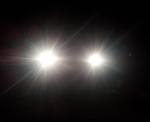 Названы кроссоверы с самым опасным головным светом