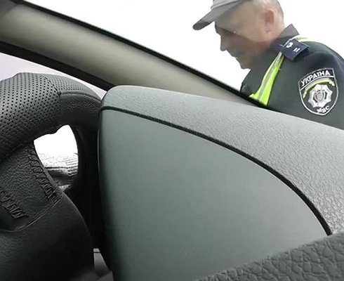 В Кемерове водитель протащил гаишников 40 метров, зажав им руки боковым стеклом