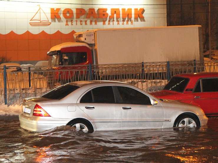 Что делать водителю и пассажирам, если машина начала тонуть