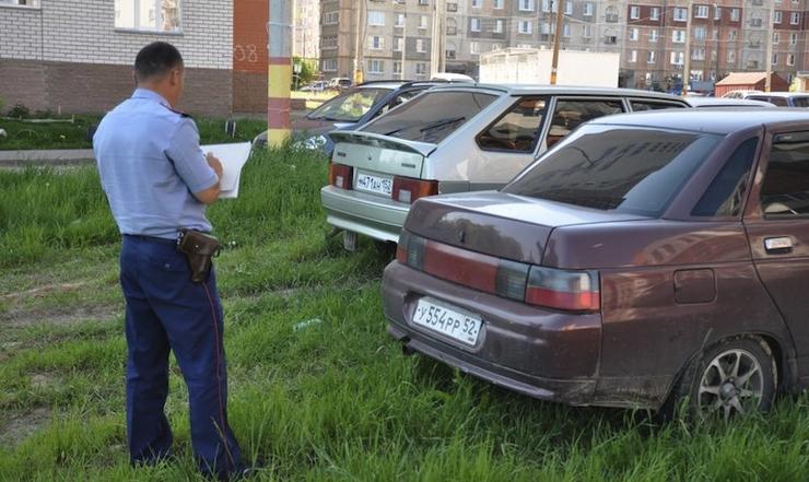 За парковку на газоне установят федеральные «расценки»