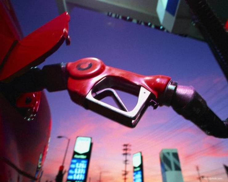 Почему летом автовладельцы вынуждены постоянно и сильно переплачивать за бензин