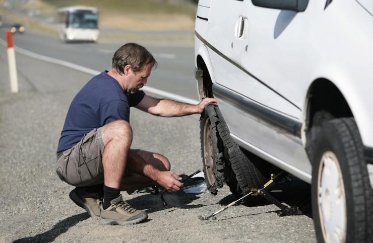 Почему летом водителю жизненно важно контролировать давление в шинах