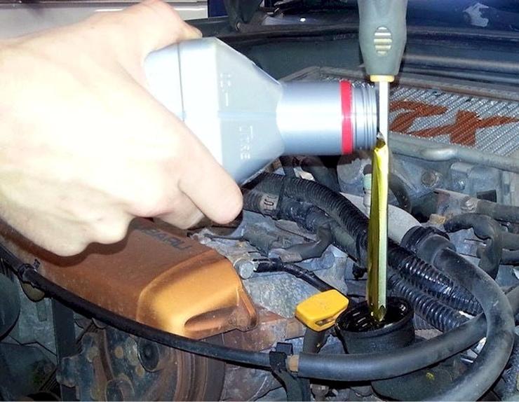Как залить масло в двигатель, не пролив ни капли