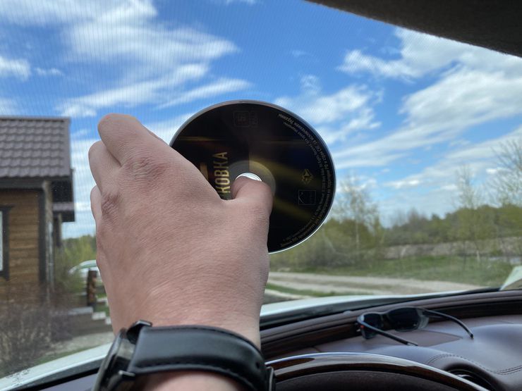 Зачем на самом деле водители втыкают под лобовое стекло перевернутые компакт-диски