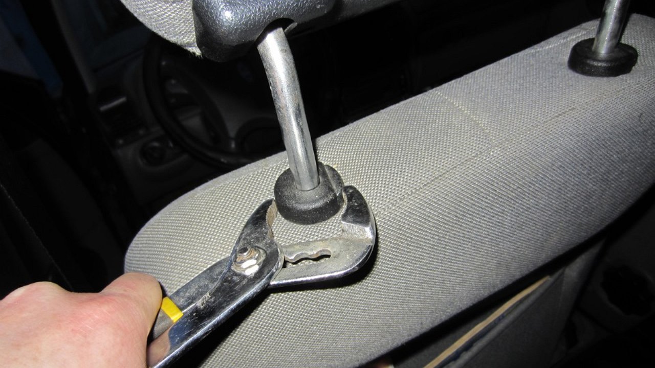 Как снять подголовник на заднем сиденье. Фиксатор подголовника пежо 307. Опель астра j подголовник 2013. Как снять подголовник на заднем сиденье. Подголовник шевроле нива.
