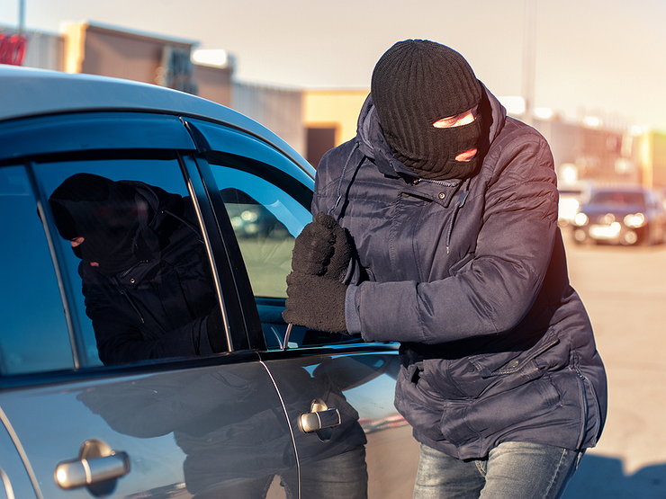 Кража автомобиля. Где можно угонять машины. Где можно угонять машины. Угонщик авто. Грабители в авто.