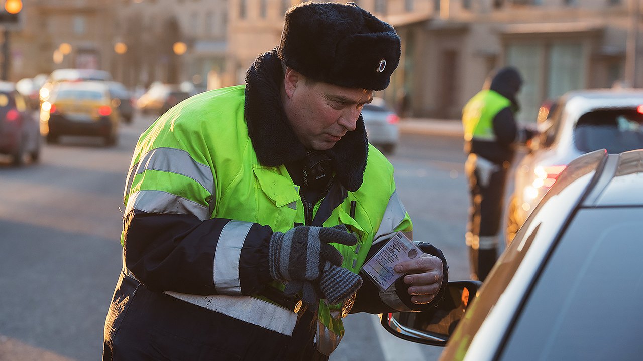 Гаишник останавливает машину