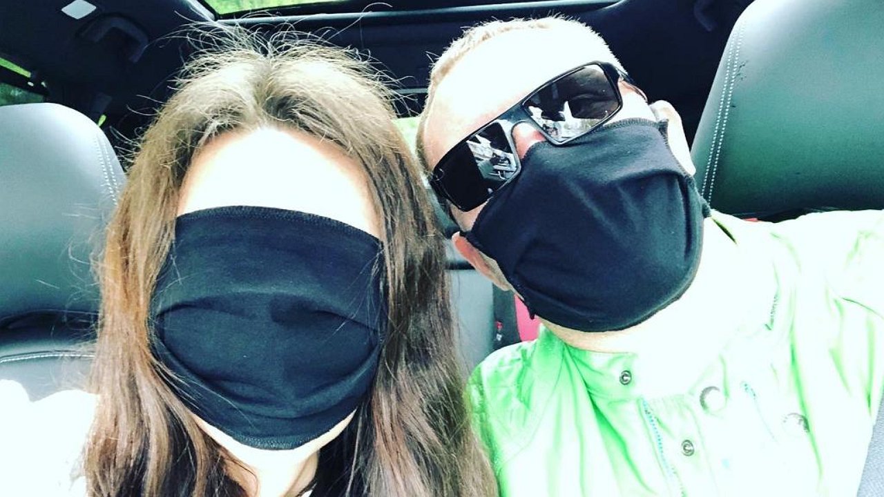 Инспектор гибдд в маске. Маска шофер. Девушка в маске в машине. Ездить в машине в маске. Ездить в машине в маске.