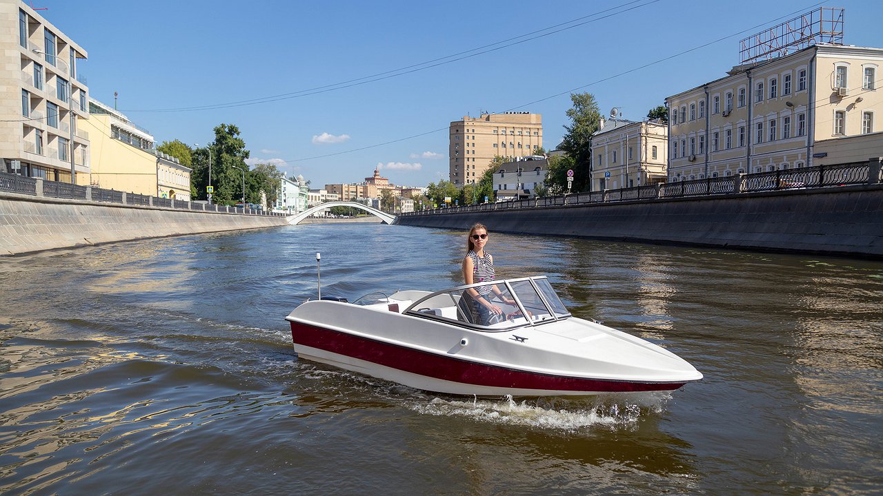 Катер на реке