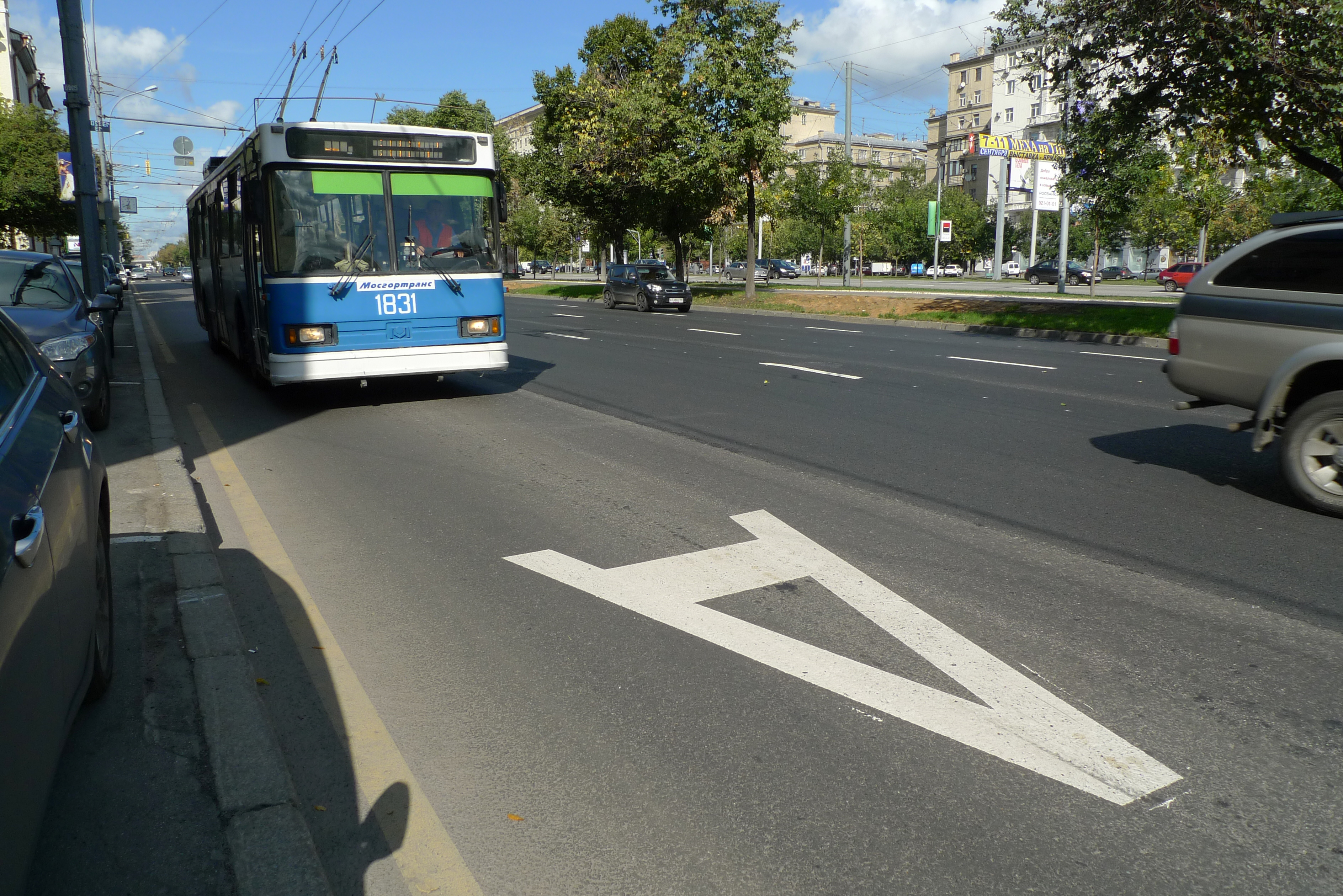 Автобусная полоса. Полоса для общественного транспорта. Выделенная полоса для общественного транспорта. Выделенная полоса для автобусов. Выделенка для общественного транспорта.