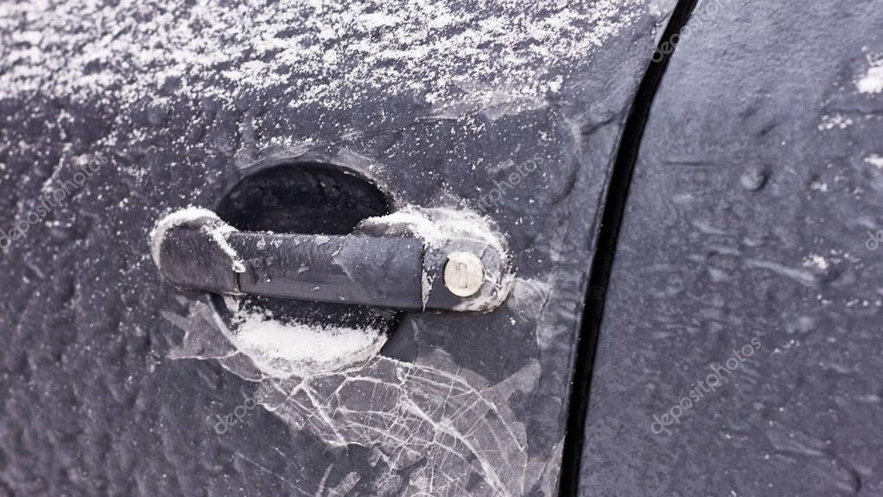 Как открыть двери машины после ледяного дождя. Автомобиль открытые двери зима. Как открыть двери машины после ледяного дождя. Машина во льду. Ледяной дождь машины.