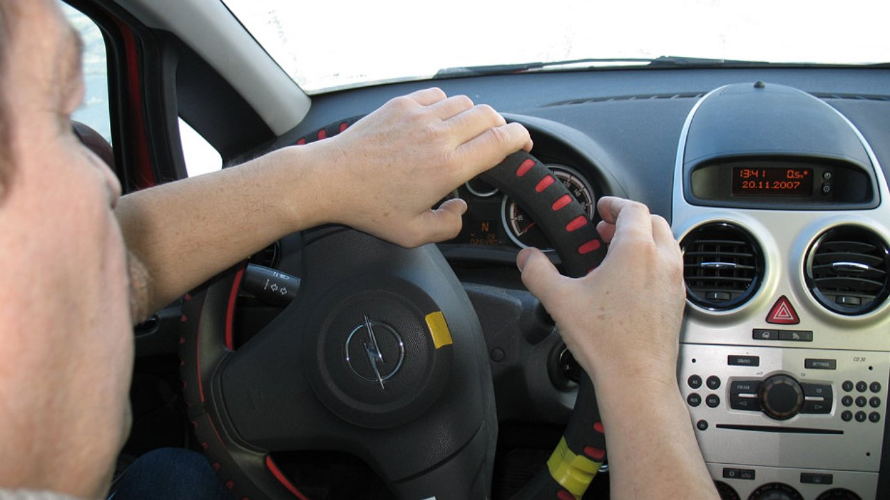 Поворачивает руль. Можно крутить руль на месте. Выкрученный руль. Вращение рулевого колеса. Можно крутить руль на месте.