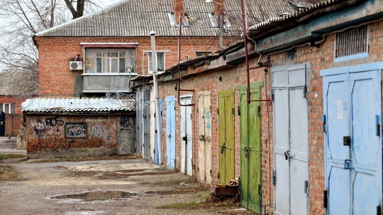 Старый гараж. Гараж российский. Старинный гараж. Гаражи в России.