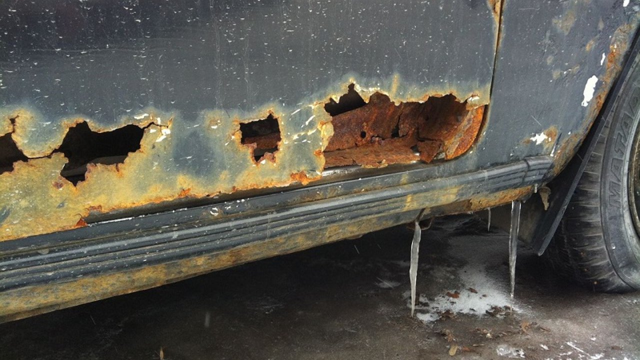 гнилой порог стекловолокном. шпаклевка ржавых порогов. должно быть в щелях старого кузова. шпаклевка дырок в пороге. задела дыр в кузове автомобиля.