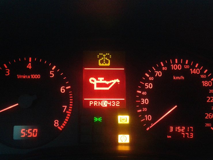 Панель приборов пежо 308 лампа давления масла. Индикатор масла на приборной панели горит. Opel astra h лампа уровня масла. Нива не горит лампа низкого уровня топлива. Лампа низкого уровня масла.