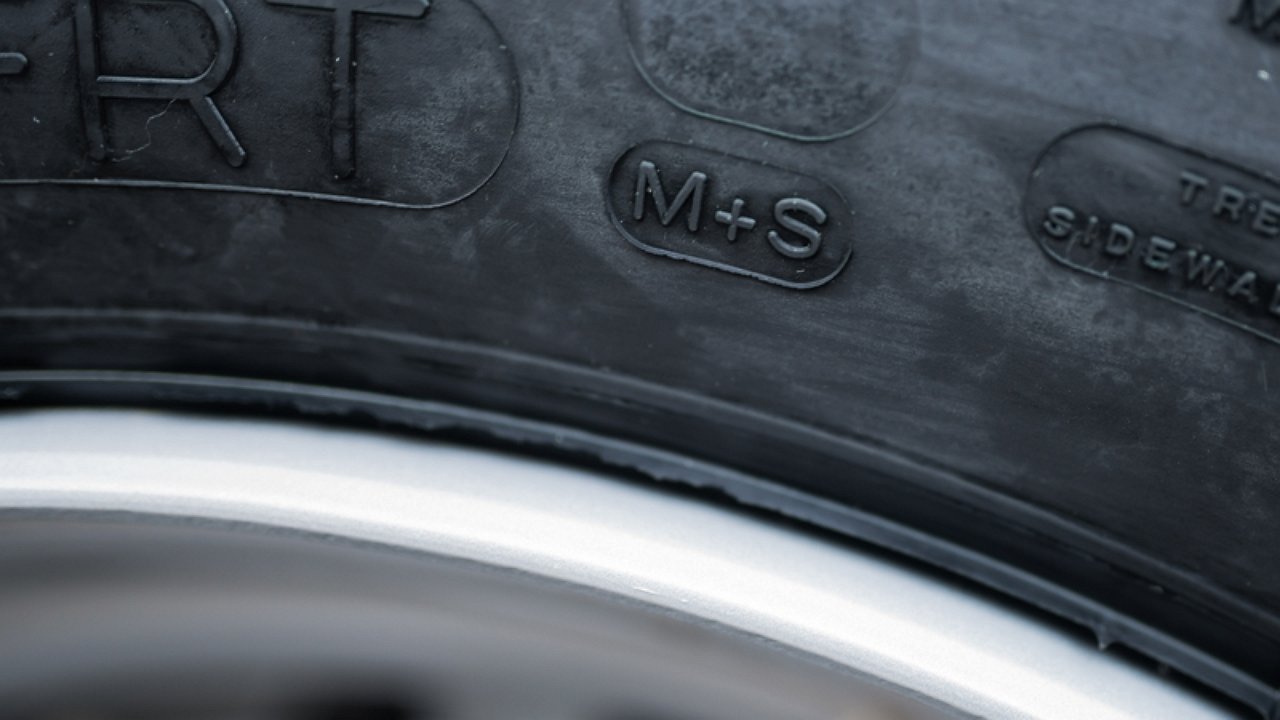 Шины м плюс с. Bridgestone Alenza 001 евроэтикетка. Бриджстоун Аленза 001 этикетка. Бриджстоун Аленза год выпуска. Глубина канавки шины Бриджстоун Аленза 001