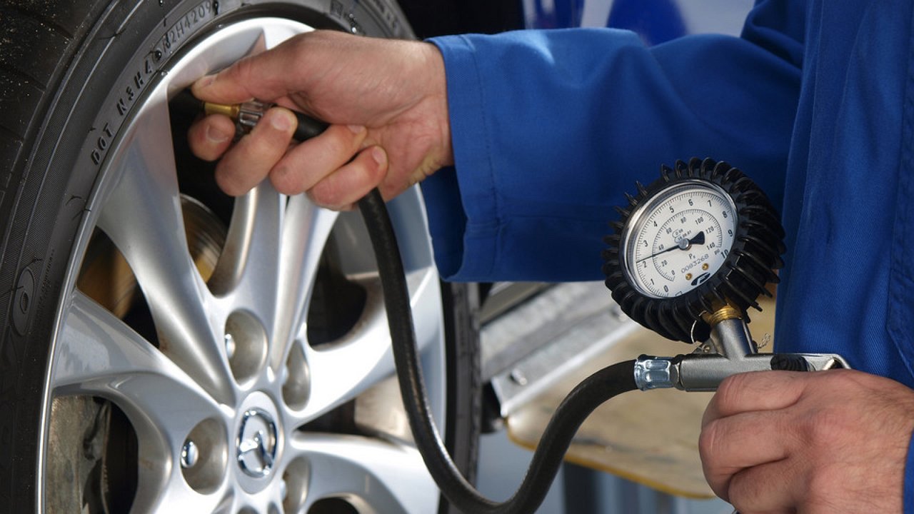давление в колесах. колесо легкового автомобиля. накачка шин. подкачка колеса зимой. подкачка шин на 14 радиус.