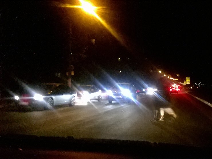 слепят встречные машины. слепят фары встречных машин. слепят встречные машины. встречные фары. слепит глаза.