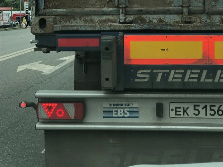 Язык дальнобоев: что означает табличка «Внимание EBS» на грузовиках -Общество - АвтоВзгляд