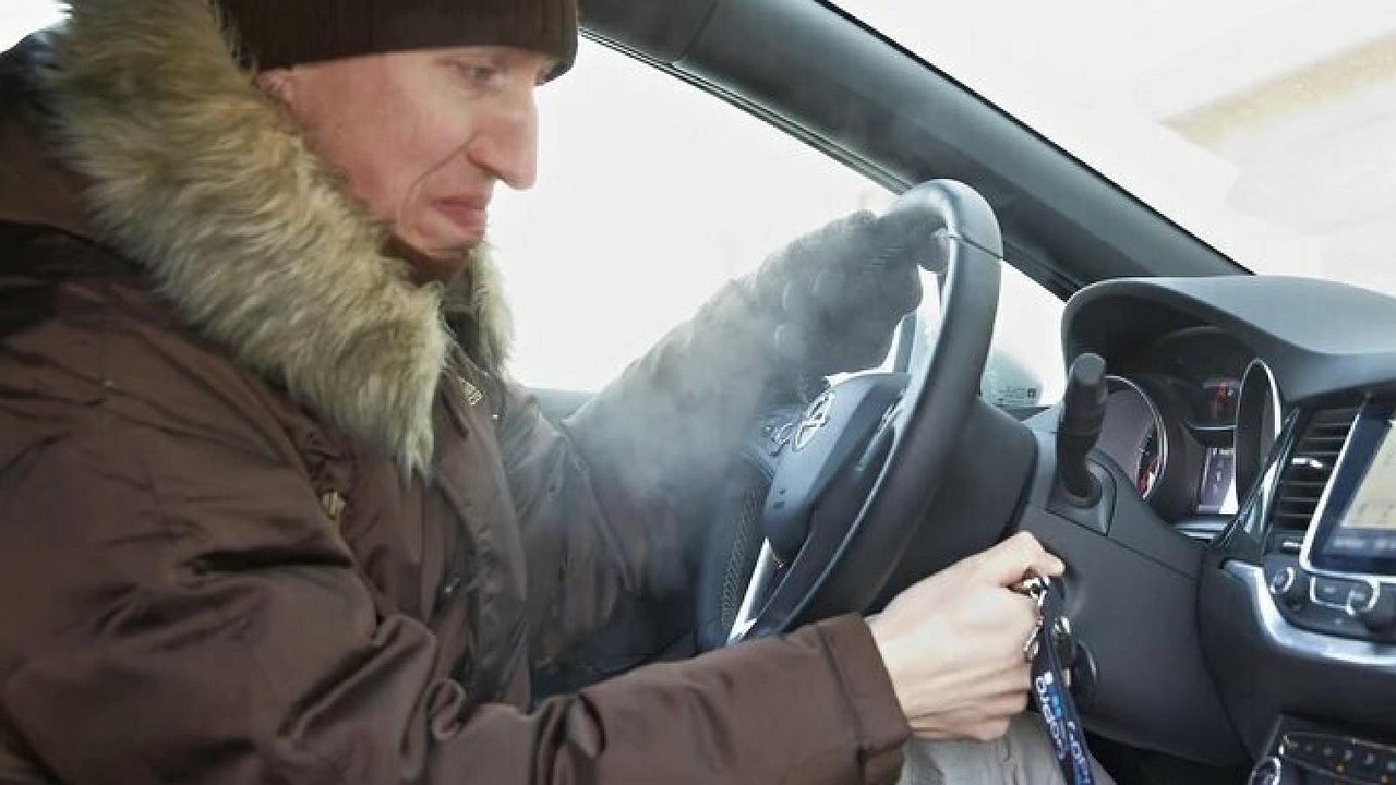 замерзшая машина. можно ли ехать на непрогретой машине. сколько времени прогревать машину. прогрев мотора автомобиля. человек в машине зимой.
