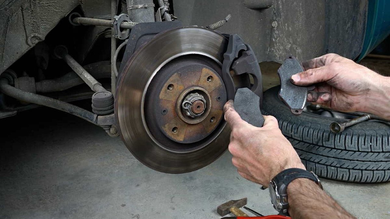тормоз в машине. тормозной диск. работа тормозных колодок. тормозных колодок. неисправная тормозная система.