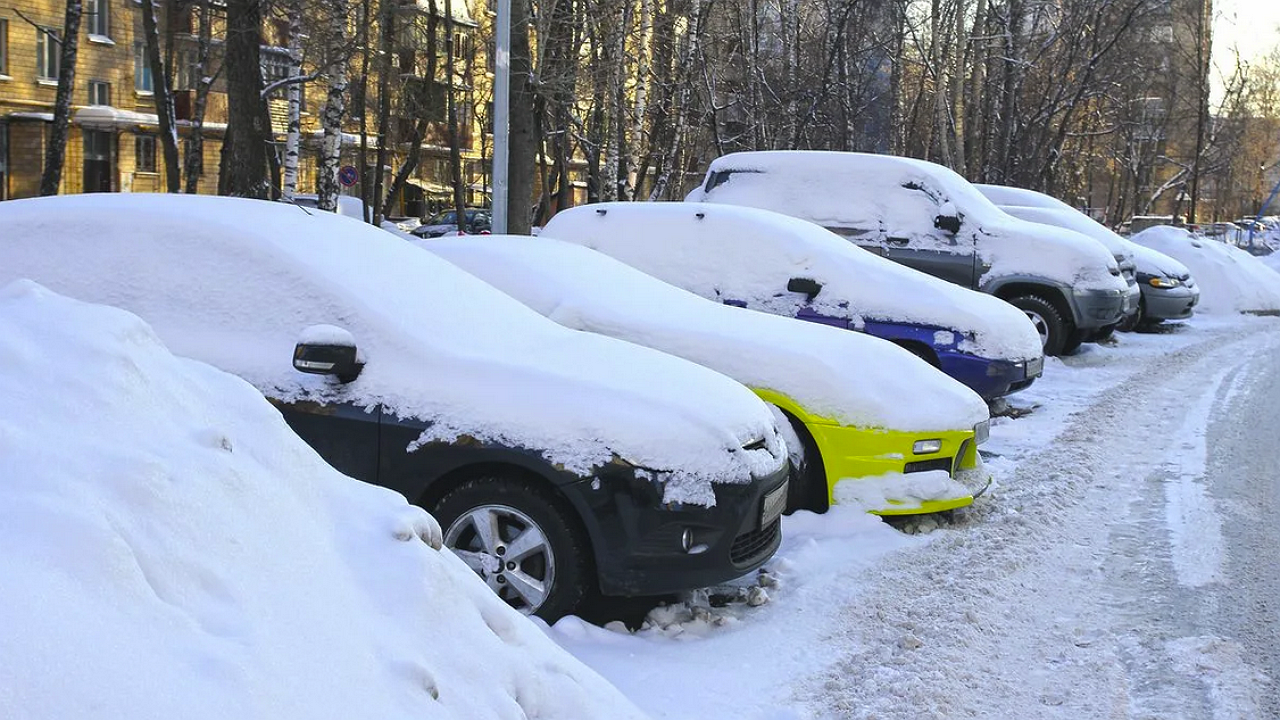 брошенная машина в сугробе. стоянка автомобилей зимой. брошенная машина в сугробе. парковка во дворе зимой. брошенное во дворе авто зимой.