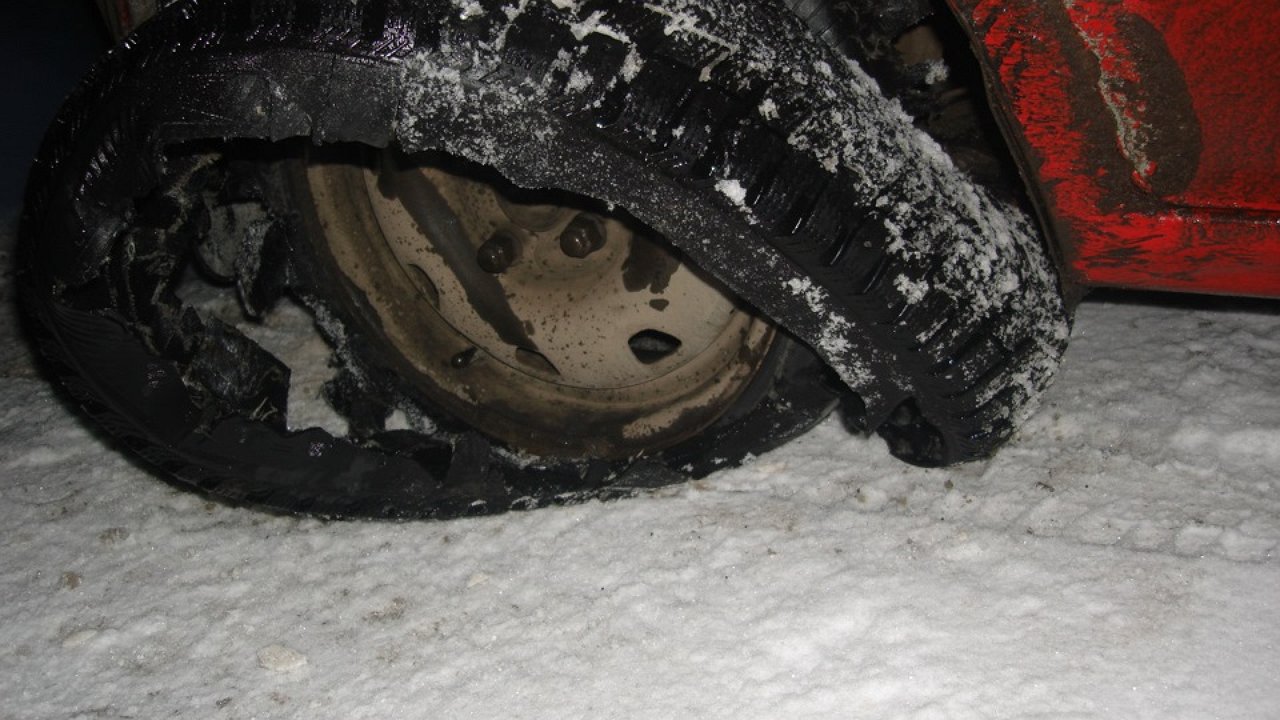 спущенное колесо зимой. прокол зимнего колеса. прокол зимнего колеса. спущенное колесо зимой. пробитое колесо зимой.