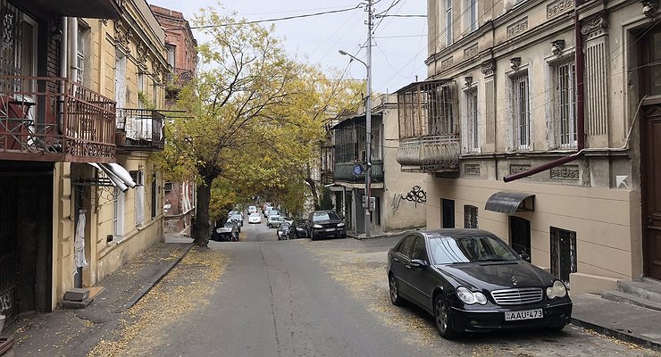 Why did the Russians flock to Georgia for foreign cars?