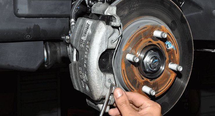 What is important to know when switching from branded brake pads to non-genuine ones?