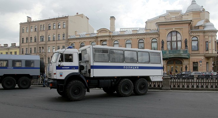Criminals from Moscow are transported in first-class paddy wagons