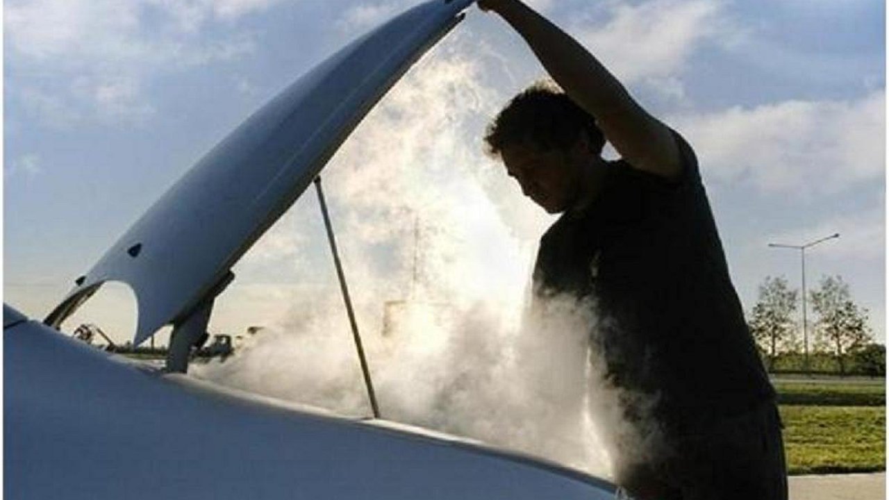 машина задымилась. машина дымится. белый дым из под капота. пар из под капота. волга 3102 дрифт.