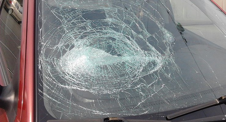 How the traffic police refuse to register cars with a crack in the windshield