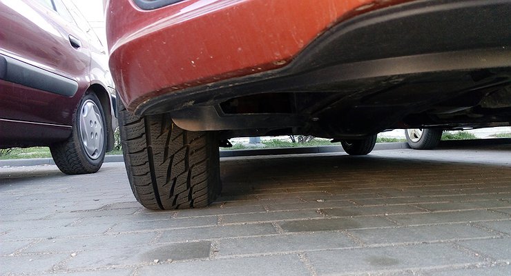 Why are some cars not equipped with fenders at the rear, but at the front of the wheels?