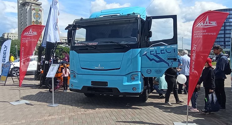 MAZ introduced a new generation of city trucks