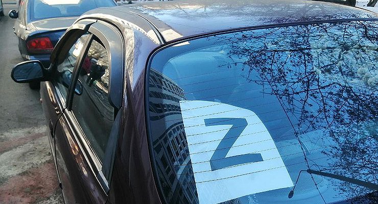 In Crimea, a car service center that refused to repair a car marked Z is being demolished