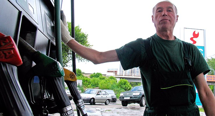 How to cunningly buy fuel at a gas station and pay less than the official price?