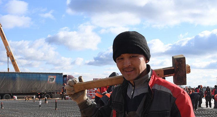 A man with a sledgehammer: how to bolt a few into the back of a Zhiguli.  to hit