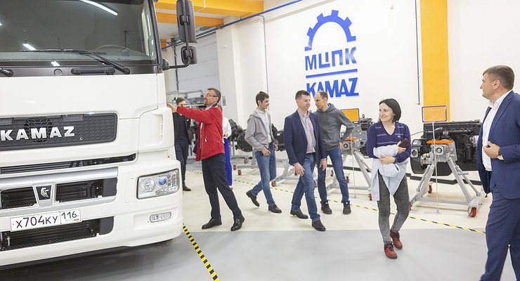 KamAZ showed Moskvich employees how to assemble cars
