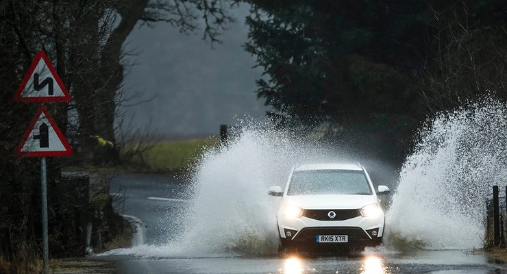 What is absolutely not possible in the rain while driving