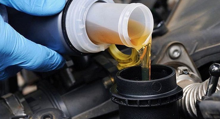 What is the best oil to top up the engine in the summer?