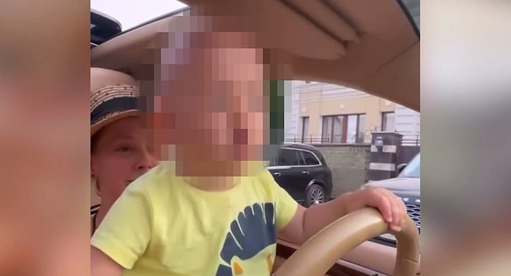 A blogger from Yekaterinburg put a one-year-old baby behind the wheel because of the hype