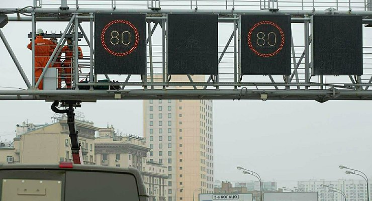 Moscow traffic lights stop flashing yellow at night