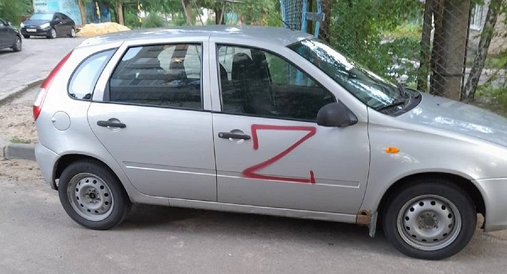 In Voronezh, unknown people painted the letter Z on the sides of dozens of cars