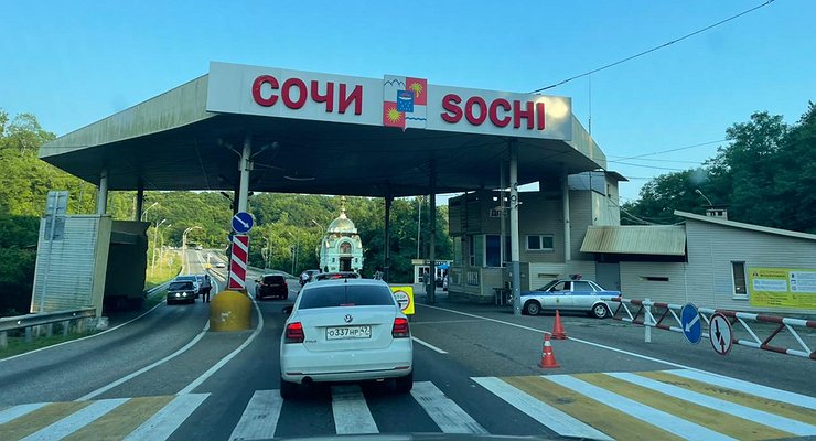 Sochi traffic police “burnt” a team of jeepers on UAZ convertibles in the “oncoming lane”