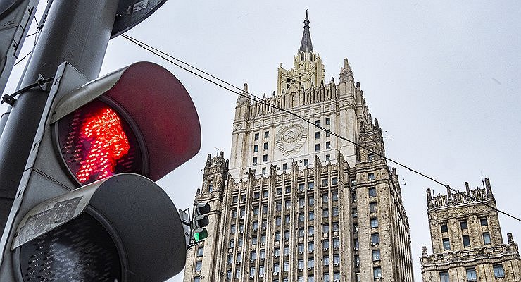 Is it possible to drive through a red traffic light if provoked by a traffic cop?