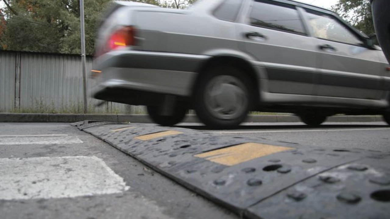 искусственная дорожная неровность. идн 900*500. машина проезжает лежачий полицейский. монтаж лежачих полицейских. лежачие полицейские идн.