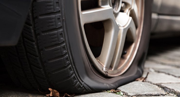 What causes the difference in tire pressure on a car?