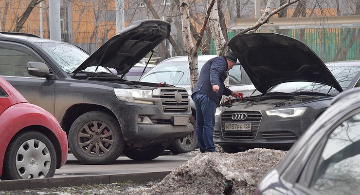 What happens if you accidentally confuse the terminals of the car battery?